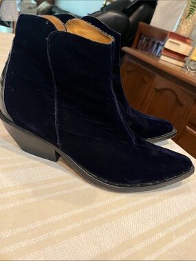 Right Bank Shoe Company Dark Navy Ankle Boots size 8.5 women’s